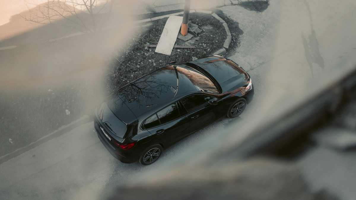 giovane cade tettuccio auto