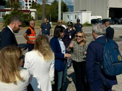 Giorgia Meloni ed Elly Schlein sullo stesso volo per la Calabria