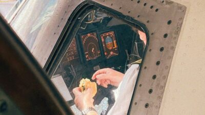 Pilota mangia a bordo